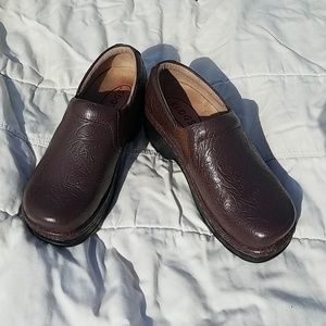 KLOGS Brown embossed 7.5 wide clogs never worn!